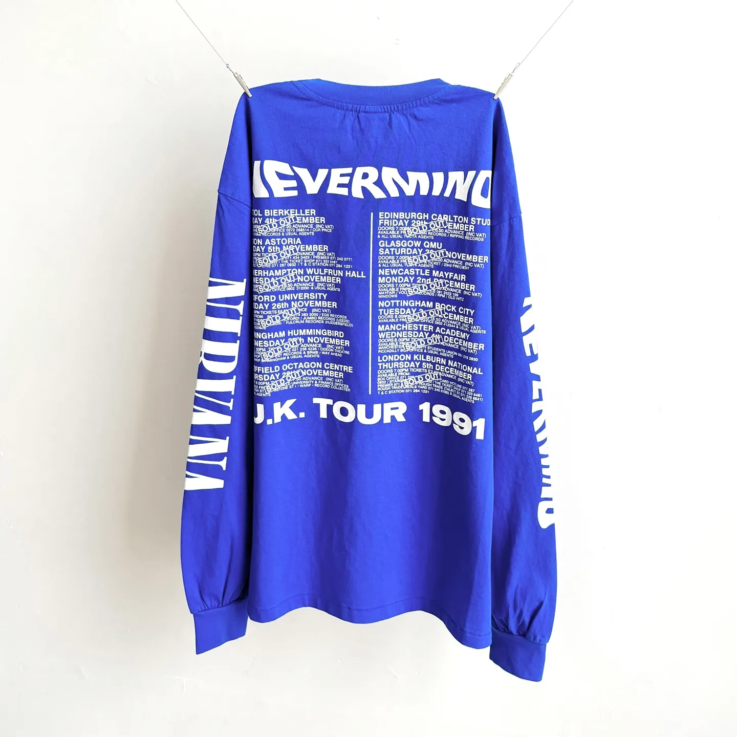 P158 # CTS-103 Nirvana Band Nevermind Special Tour Limited Long Sleeve Original washed 280g heavyweight fabric Retro single-stitch sky-and-ground stitching Heavy Assute fermentation mill washing water American thermosetting ink printing Size: S M L After the show, Kurt formally proposed to Courtney, the lead singer of The Hole band, behind the scenes, leaving behind this historic photo. The entire dress was made using the most common and complex single-needle sewing process (commonly known as the single-thread heaven-and-earth stitch) found in retro Vintage brands such as Saint Michael.